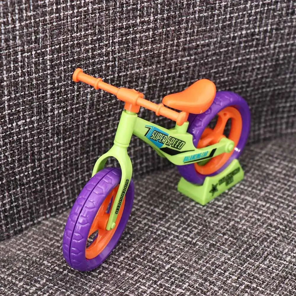 Jouet de vélo d'équilibre en plastique assemblé, ornements de voiture d'équilibre, mini vélo en forme de radis assemblé, mini vélo radis