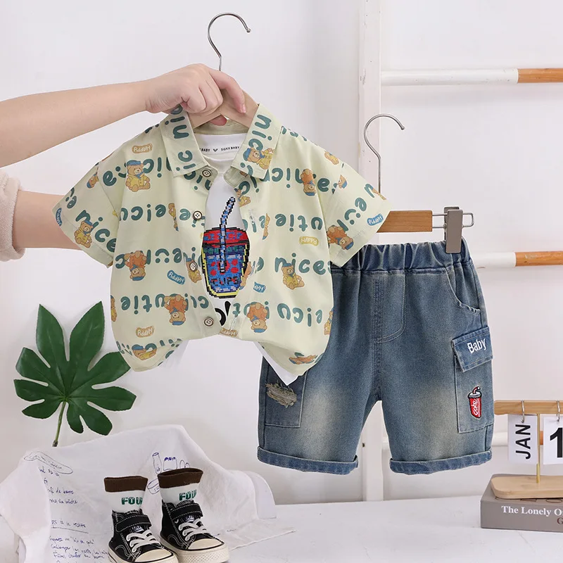 

Комплект детской одежды для мальчиков из 3 предметов: новая летняя повседневная футболка с коротким рукавом с мультяшным медведем + футболка + джинсовые шорты, коллекция 2026 года