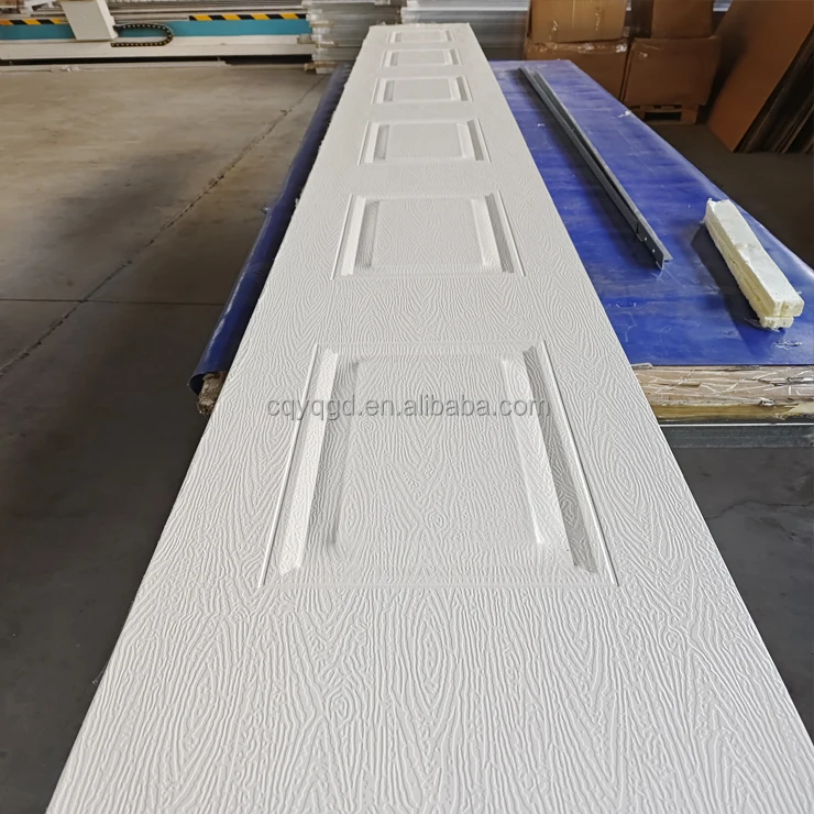 Porta de garagem de aço de grão de linha quadrada com detalhes modernos contemporâneos do Norton com molduras de janela pretas e vidro colorido para casa