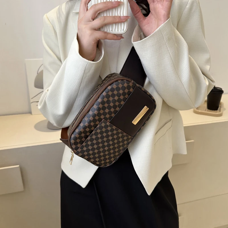 حقيبة رجالية على طراز الأعمال مناسبة لرحلات العمل. حقيبة متعددة الوظائف. يمكن حملها على كتف واحد.