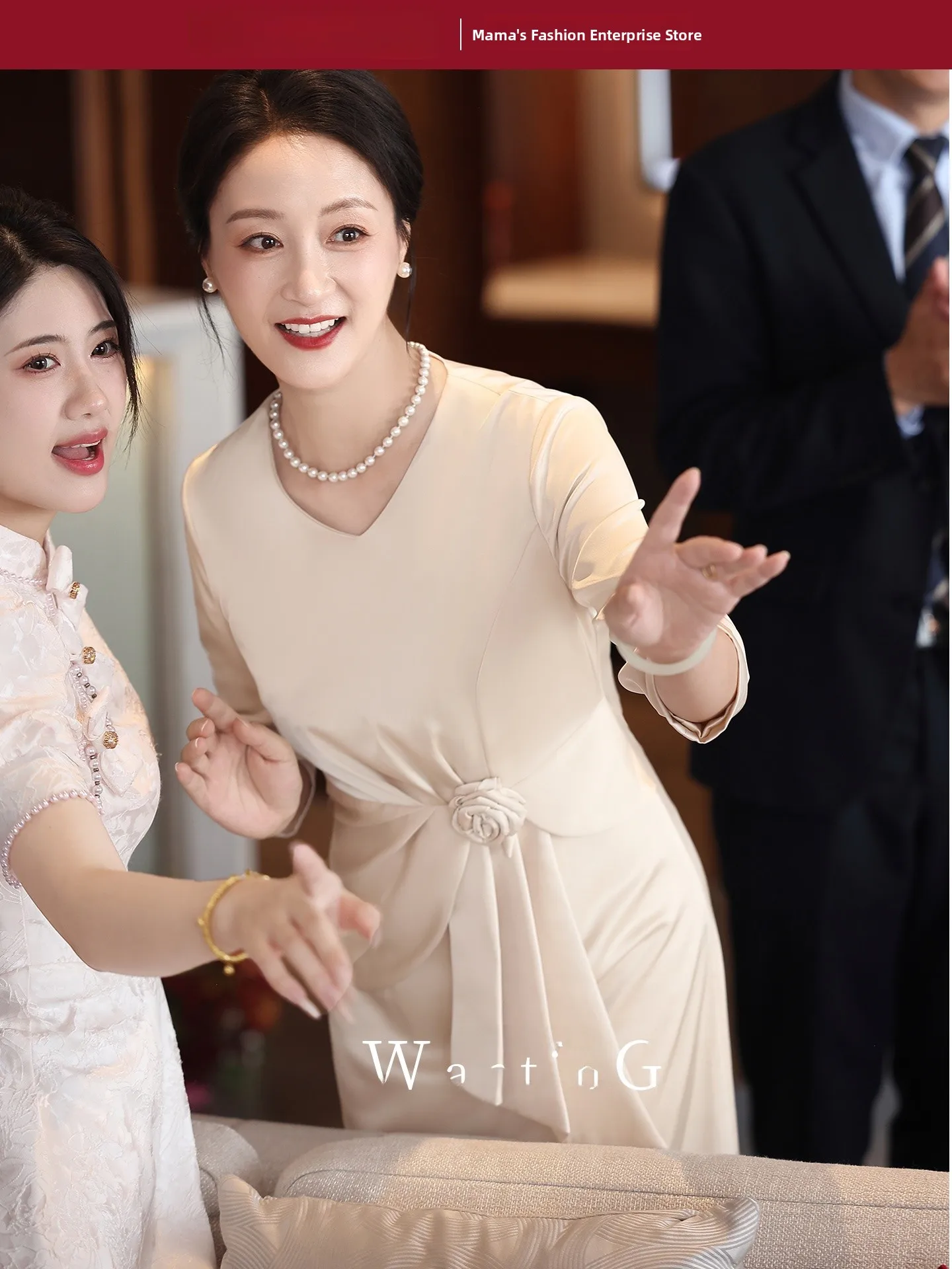 

Вечернее платье средней длины цвета шампань, идеально подходящее для свадеб в октябре, также подходит для женщин больших размеров. Это также красивое платье.