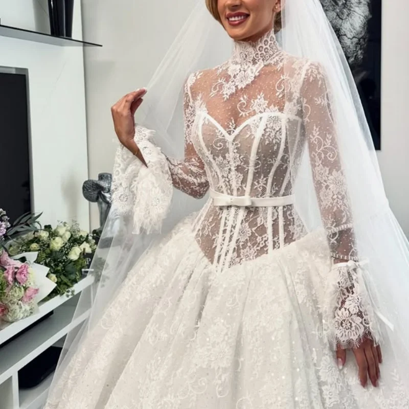 الدانتيل الأبيض فساتين الزفاف خارج الكتف مشد صائق فساتين الزفاف تنورة اللؤلؤ الديكور متعدد الطبقات صنع ﻿ تخصيص