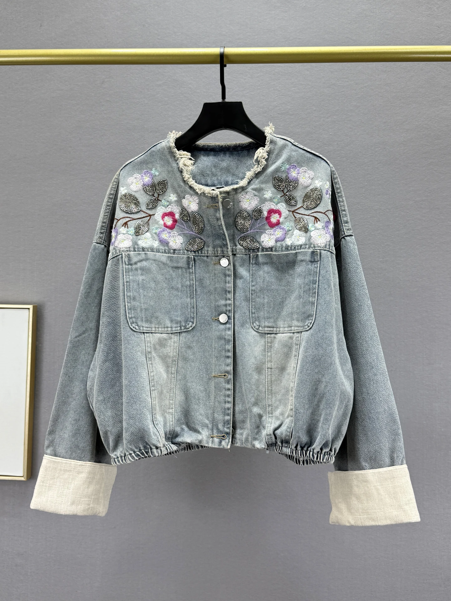 

Модная джинсовая куртка с вышивкой для женщин: свободный крой, эффект стройности, этнический стиль, винтажный дизайн, длинный рукав, топ на осень 2025 года