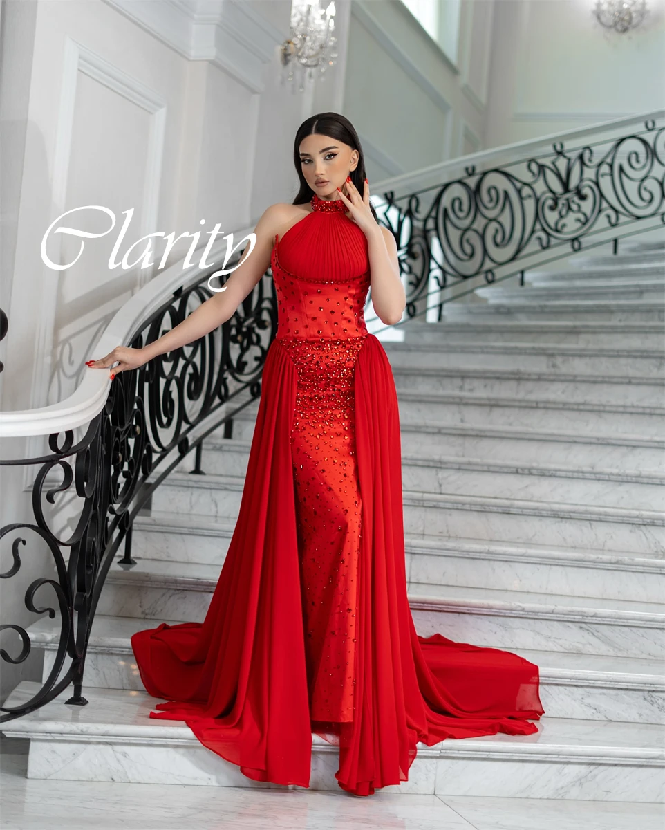 Maßgeschneidertes zartes rotes Satin-Abendkleid, exquisites Neckholder-ärmelloses Kristall-Abschlussballkleid, Kapellenschleppe, Partykleid mit Reißverschluss hinten