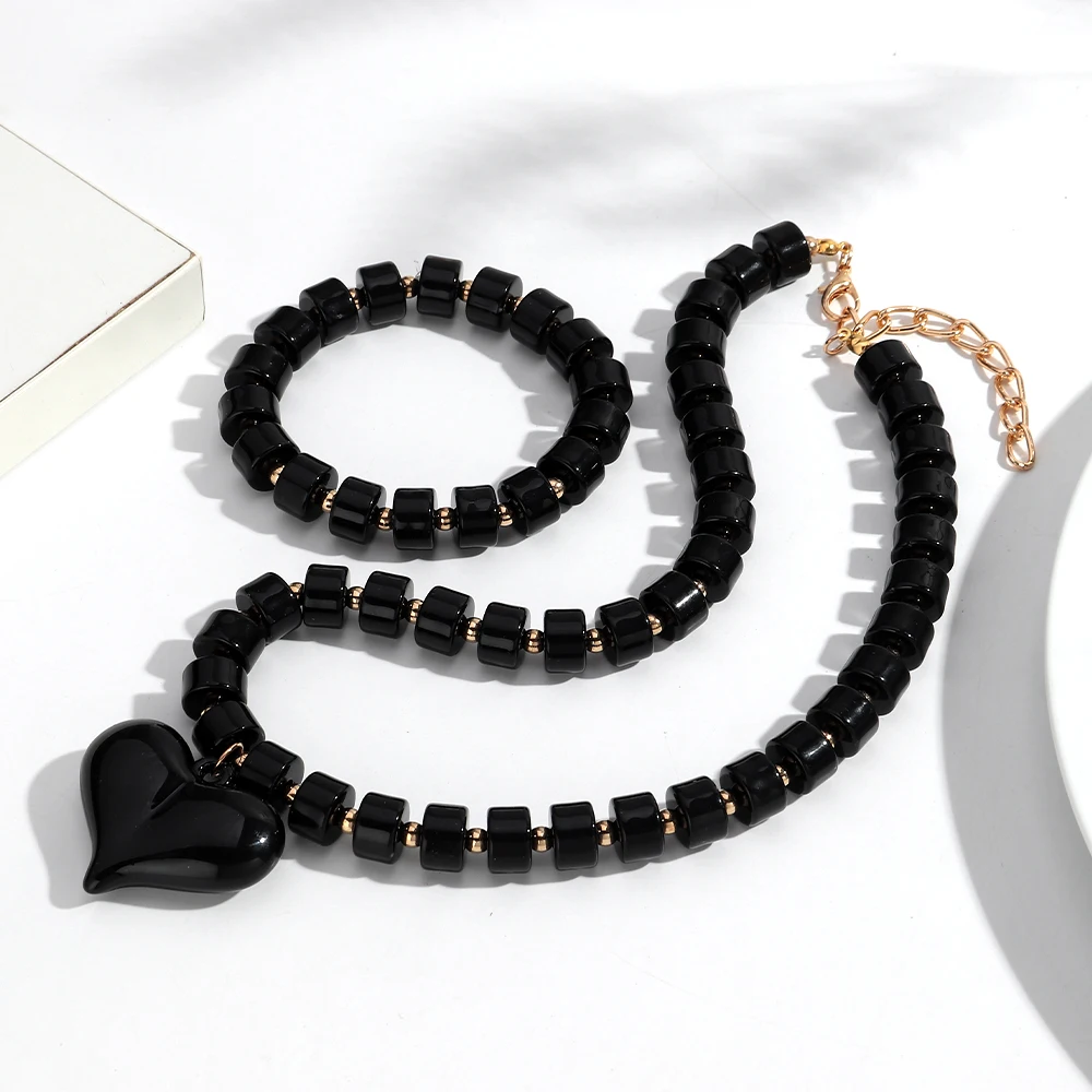 Gothic-Acryl-Armbänder mit schwarzen Perlen, Halsketten-Set für Damen, modischer Herz-Anhänger, Choker-Halsketten, 2025, neuer Schmuck – Detail 3