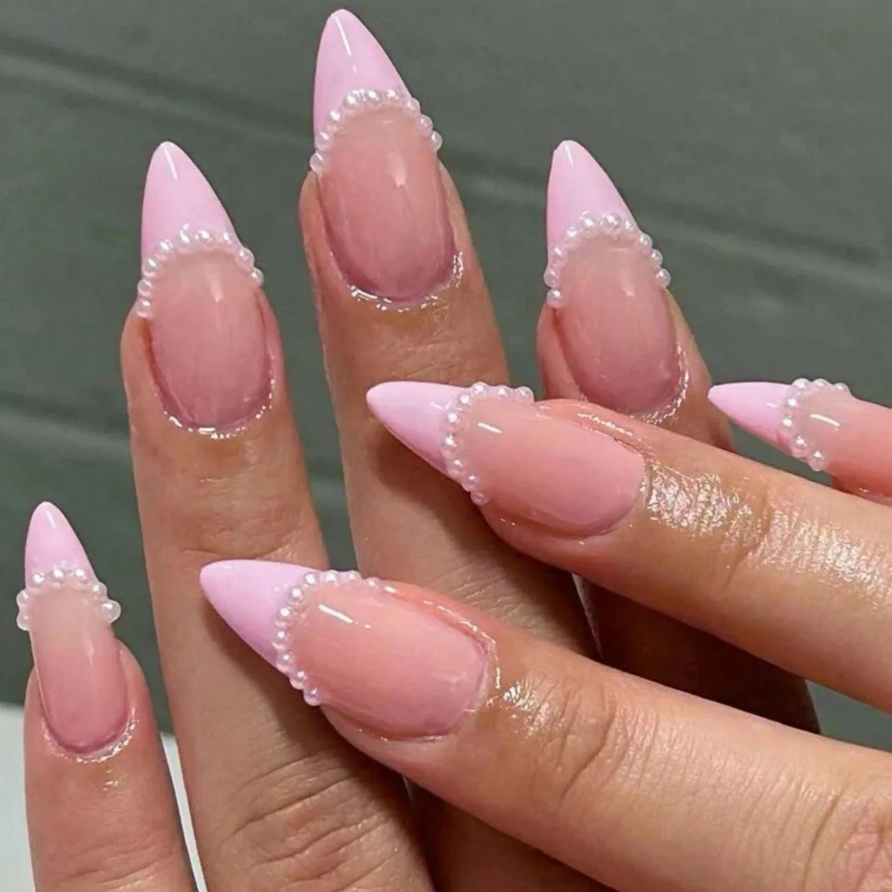 24 stuks amandelpers op nagel middellange Franse hart kunstnagels roze parel strik draagbaar ontwerp ovale manicure volledige dekking nageltips