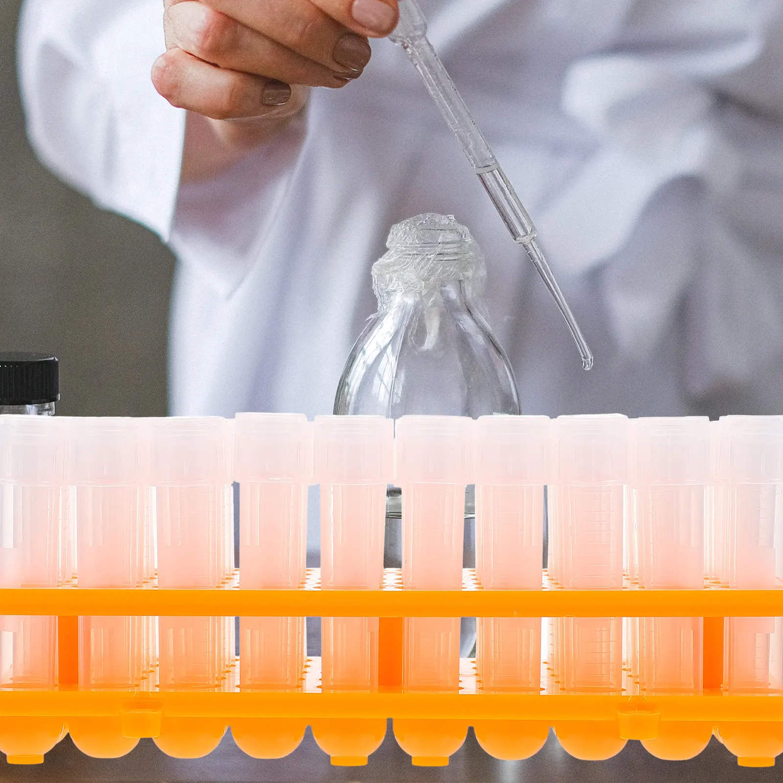 

100 шт. пробирок для бактериальных культур 12 мл с герметичными крышками, удобной ручкой и гладкой внутренней поверхностью для лабораторий, кухонь, микрокультивации и научных исследований