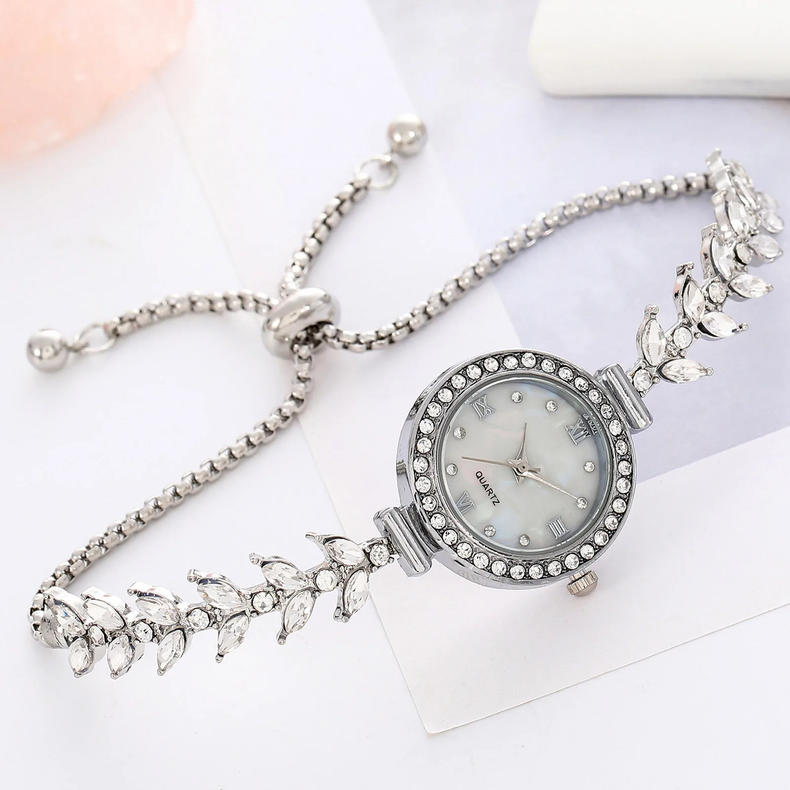 Women's Crystal Quartz Watch Smooth Surface Free Adjustment Bracelet Watches Suitable for Girlfriend Birthday Gift