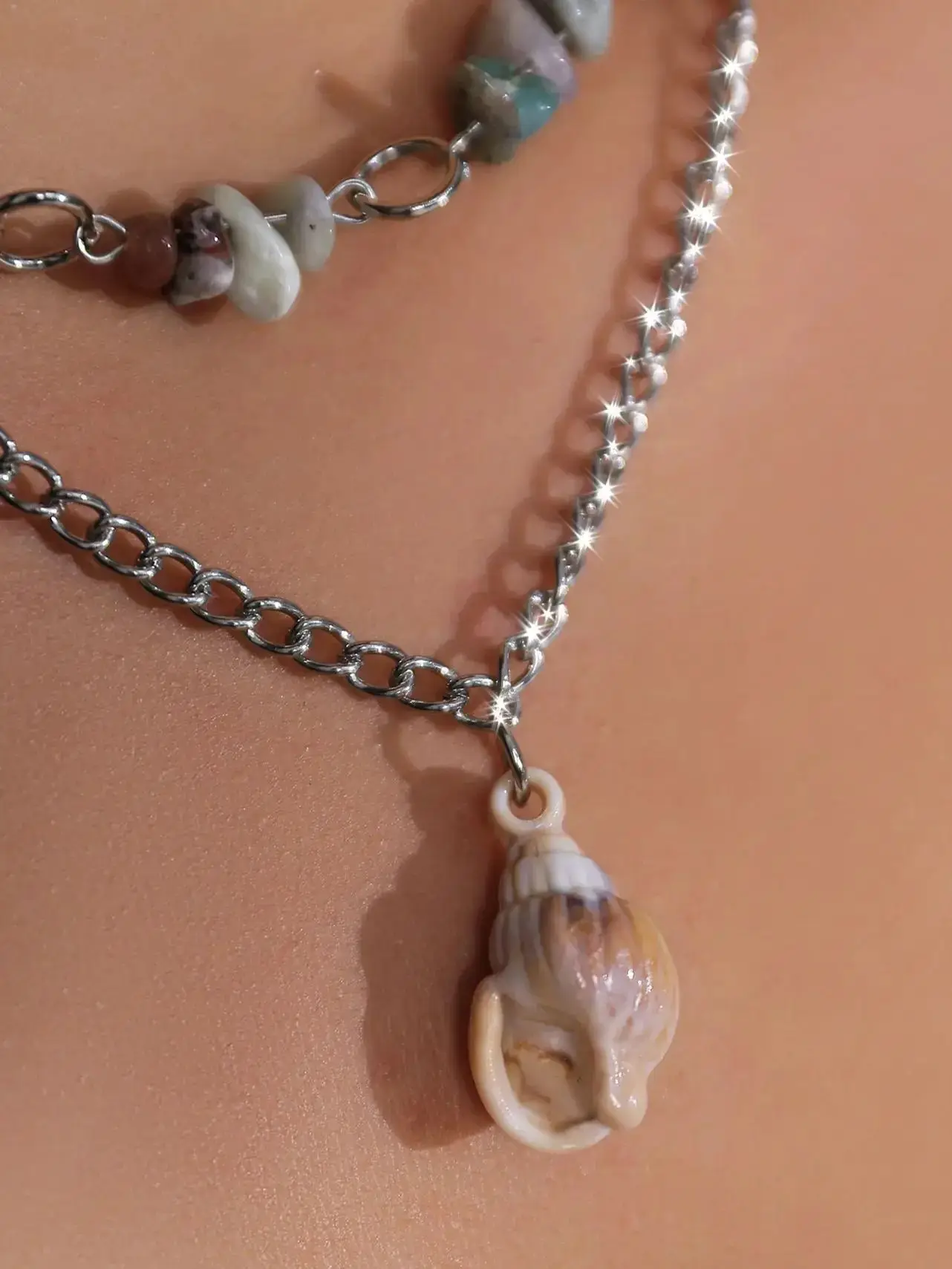 

Handmade natural shell pendant necklace inlaid with natural colored stones, suitable gift for women