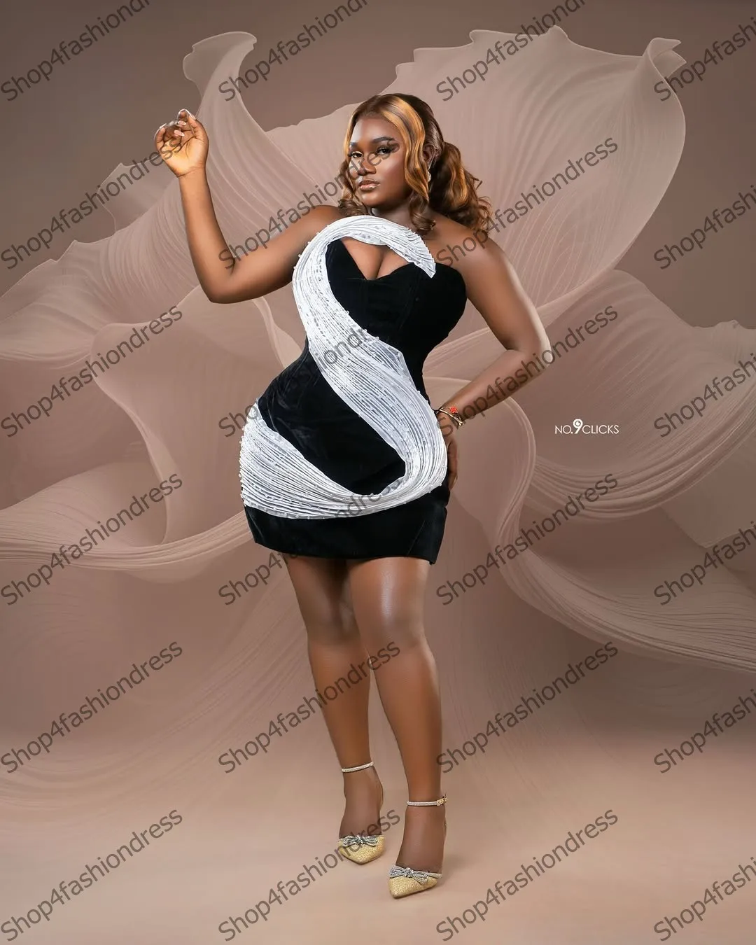 ชุดเดรสค็อกเทลกำมะหยี่สีดำที่ไม่ซ้ำใครพร้อมสายสะพายลูกปัดสีเงินเก๋ระบายระบายตาข่ายชุดงานที่เป็นทางการชุดโอกาสพิเศษ