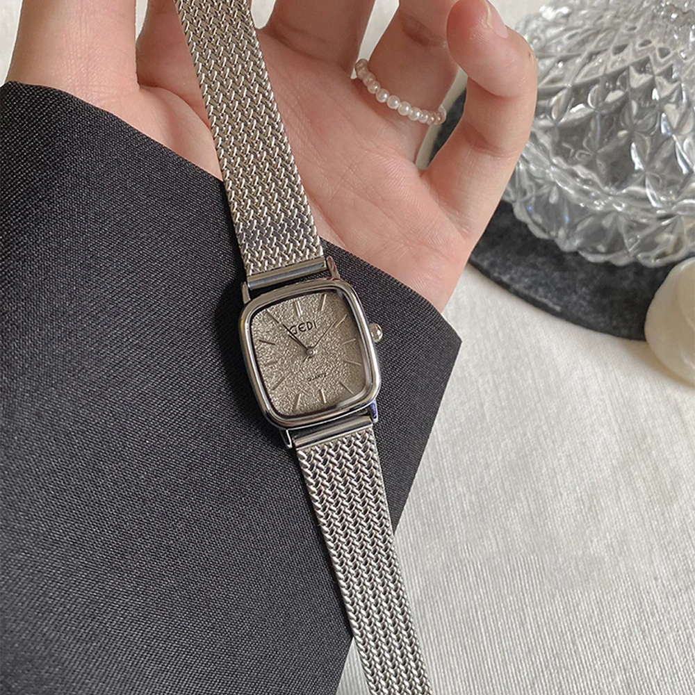 

Retro Silver Luxury Women's Watches Square Dial with Sparkle Pattern Premium-Quality Women's Quartz Wristwatch Clock Accessory