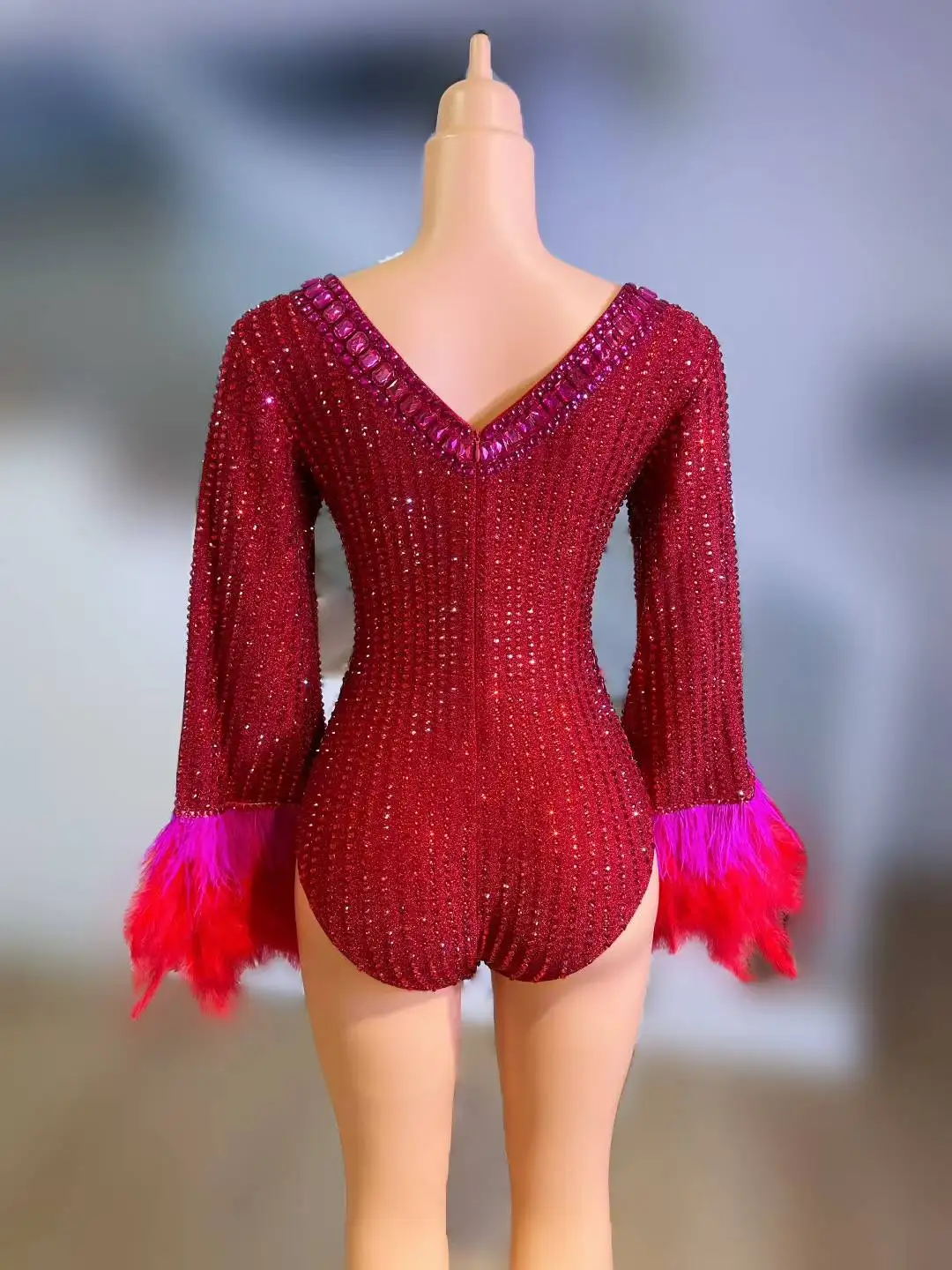 Lieyan, monos elásticos con diamantes de imitación rojos brillantes para mujer, recién llegado, ropa para actuación en fiesta de cumpleaños, disfraz con manga de plumas