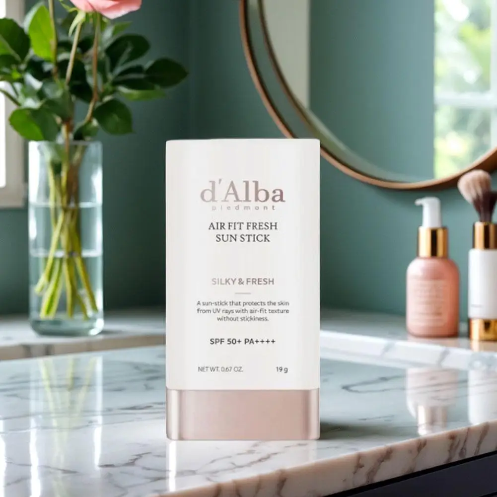 عصا D'ALBA الواقية من الشمس المرطبة الشفافة مع واقي من الشمس فعال، وتأثيرات مهدئة وإصلاح للعناية بالبشرة