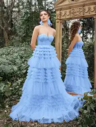 Wunderschönes trägerloses Ballkleid aus Tüll mit kaskadierendem Rüschensaum