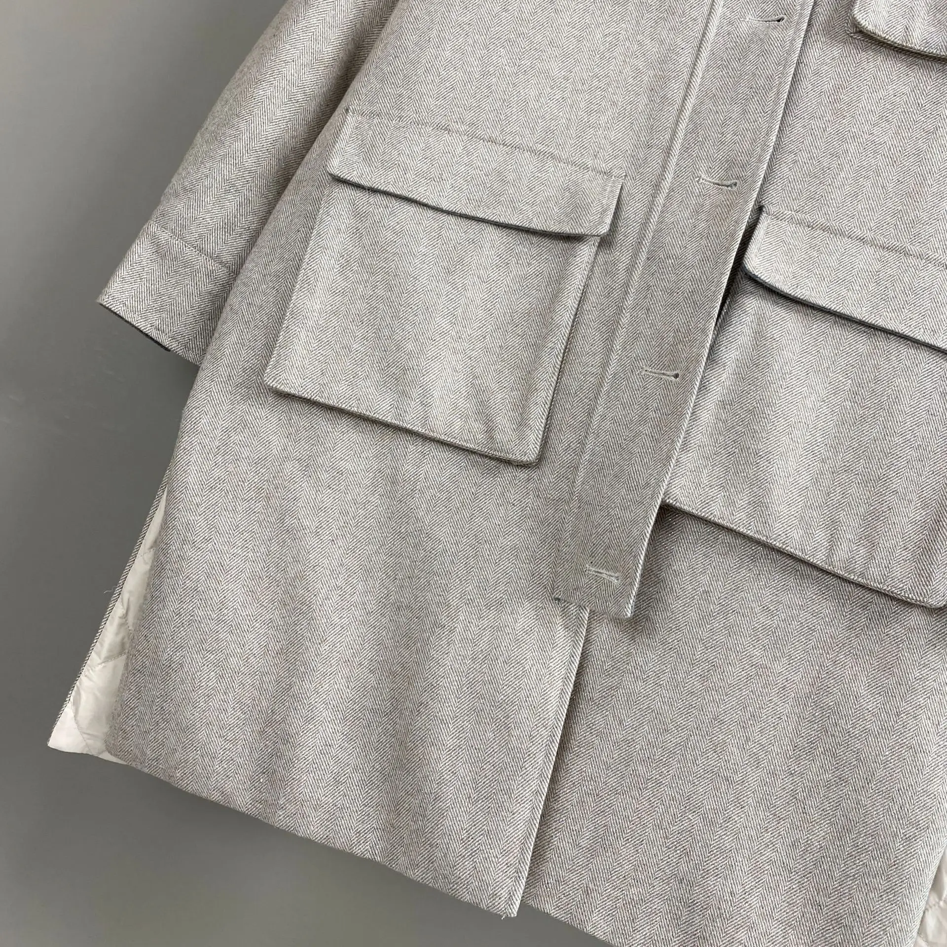 2025 الخريف والشتاء جديد ريترو ستايل التلبيب جيب منتصف طول الصوف أوزة أسفل معطف غير رسمي الموضة