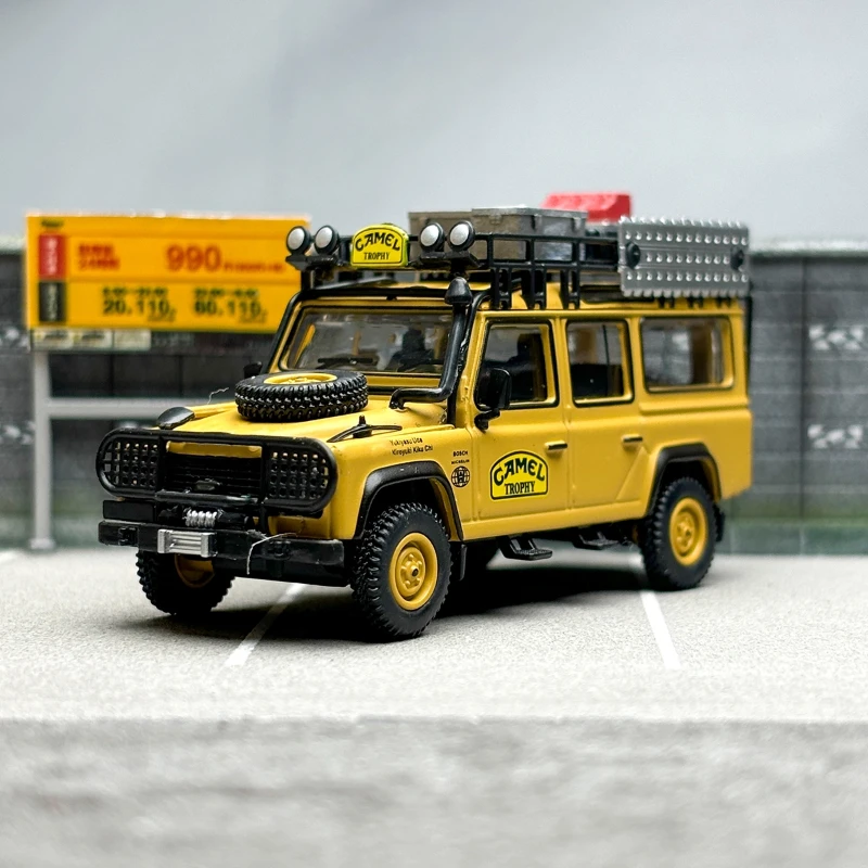 

MINIGT 1:64 110 Defender Camel diecast model car