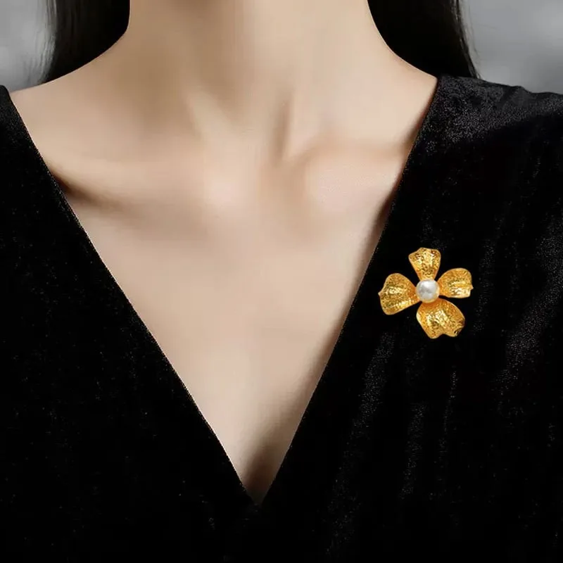 

Sexy and exaggerated high-end imitation pearl flower brooch, imported business temperament brooch, holiday promotion gift