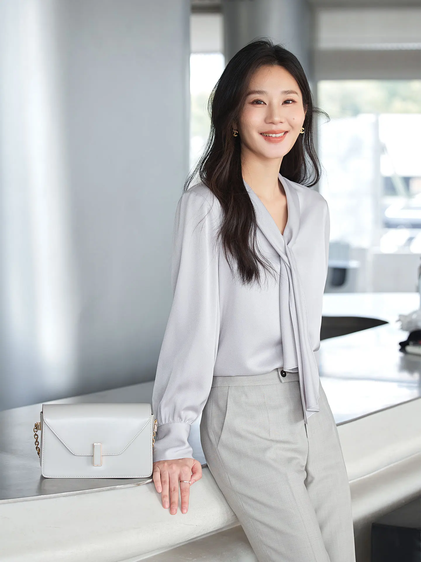 

Новая женская блузка Diisia 2026 из ацетата с длинным рукавом, V-образным вырезом, для офиса и повседневной носки, профессиональная, деловая, повседневная