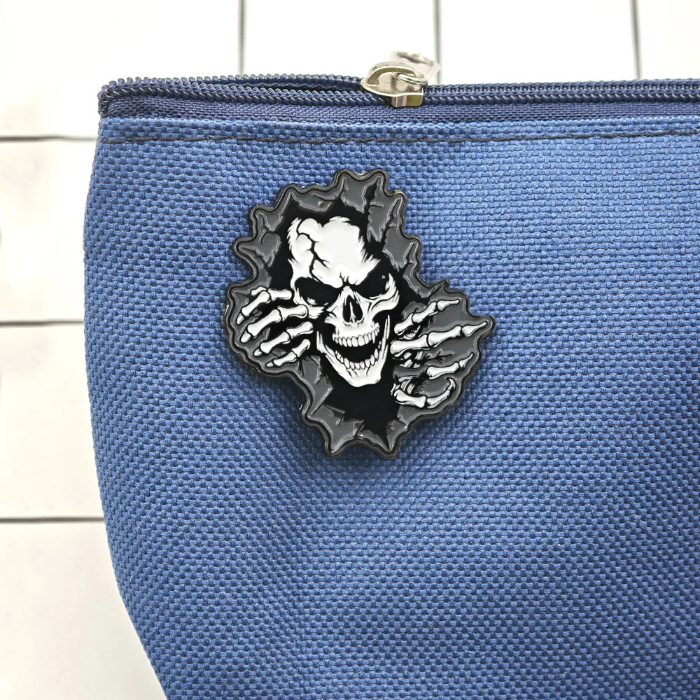 Gotischer Totenkopf-Emaille-Pin, zerrissene Wand, Skeletthände, Broschen, Punk-Rock-Reversnadeln, Heavy-Metal-Schmuck, Geschenk für Rucksack und Hut – Detail 5