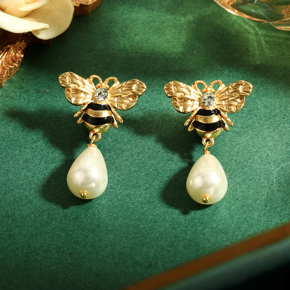 French Retro Bumble Bee Drop Dangle Earrings for Women Vintage Gold Color Teardrop Pearl Earring Cute Insect Jewelry Gift