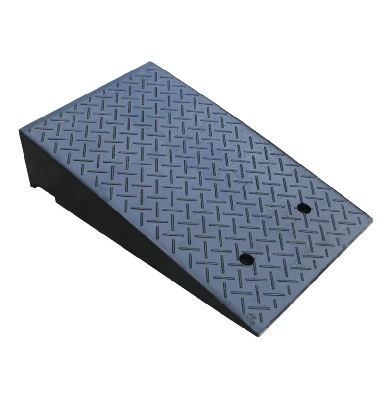 Heavy Duty Recycled Rubber Black Kerb Ramp with 10-15mph Speed Rating and Portable Installation