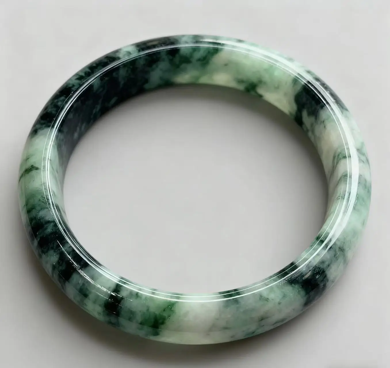 

Один на одной настоящей стрельбе браслета из нефрита с синим цветком диаметром 57 мм.