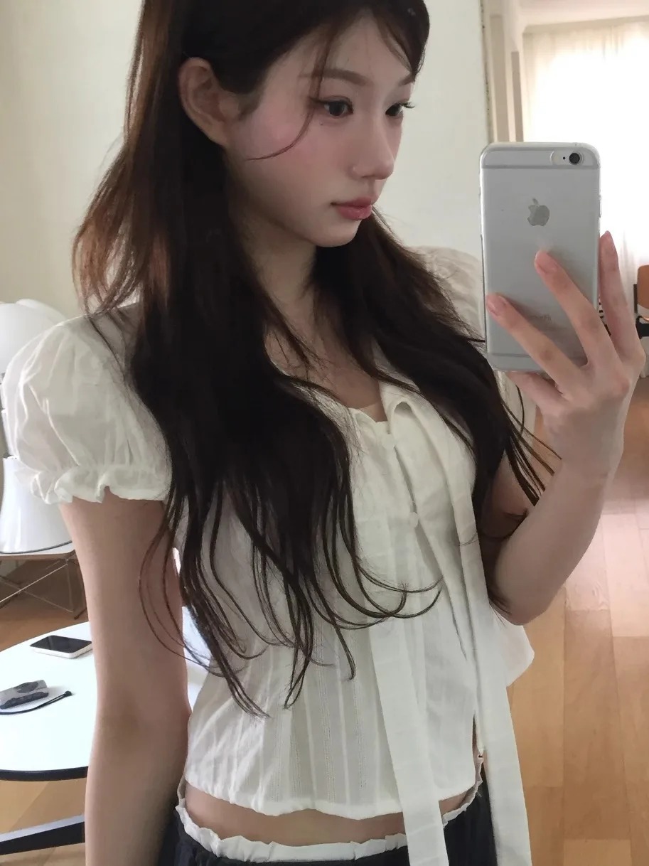 قميص نسائي أنيق أبيض بأكمام منتفخة قصيرة، مقاس صغير، صيفي، بأسلوب كوري، برقبة على شكل V، مع خصر ضيق وطول قصير