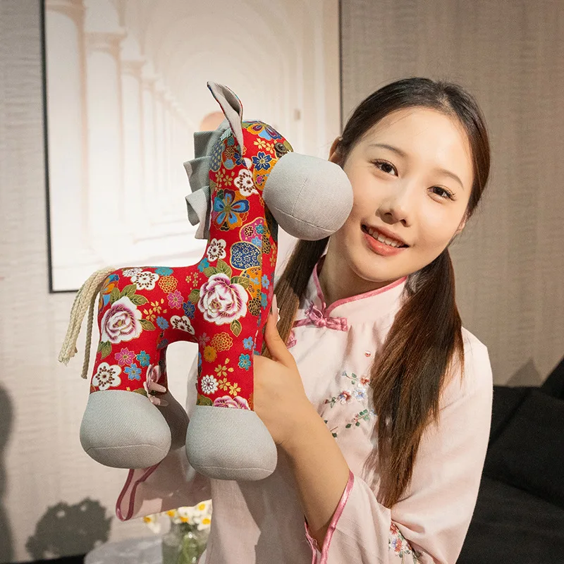 Nuevos y delicados juguetes de peluche de poni con bordado de flores, muñeco de caballo de mascota de pie, regalo de Año Nuevo 2026 para familiares y amigos