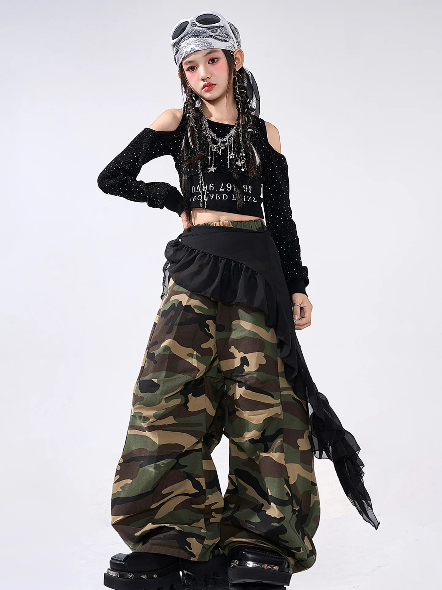 키즈 케이팝 힙합 의류 블랙 오프숄더 크롭 티셔츠 탑 카모 파라슈트 배기 팬츠 소녀 스트리트 댄스 의상