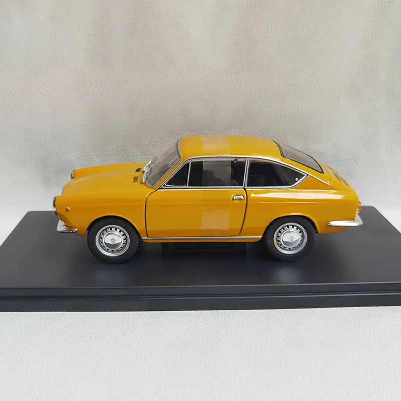 Diecast 1:24 Scale FIAT 850 Coupe Car Alloy Simulation Car Model Toy Collectible Ornaments