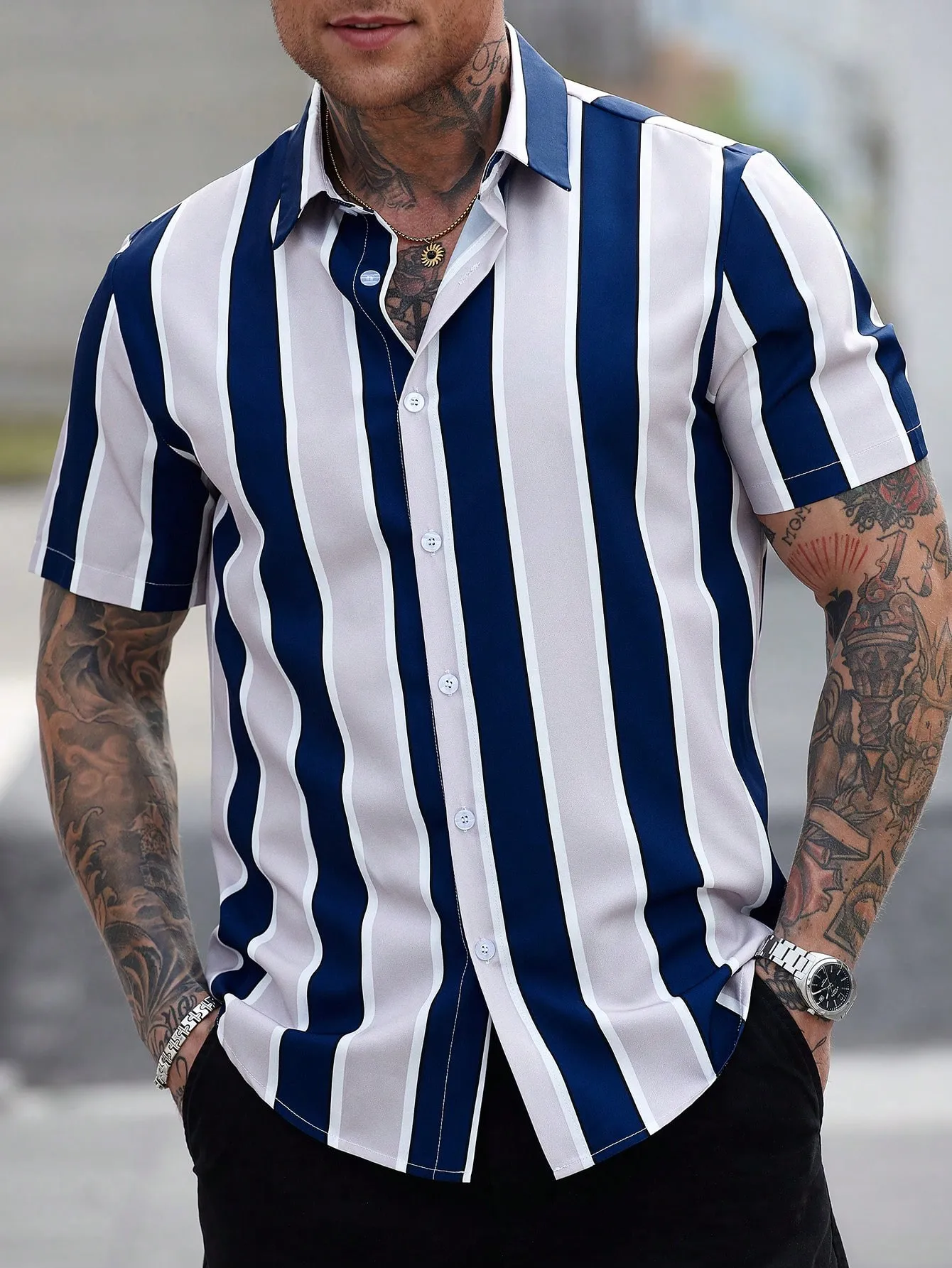 

Новая летняя мужская рубашка с короткими рукавами 2025 года — это повседневная и модная уличная одежда в полоску с принтами.