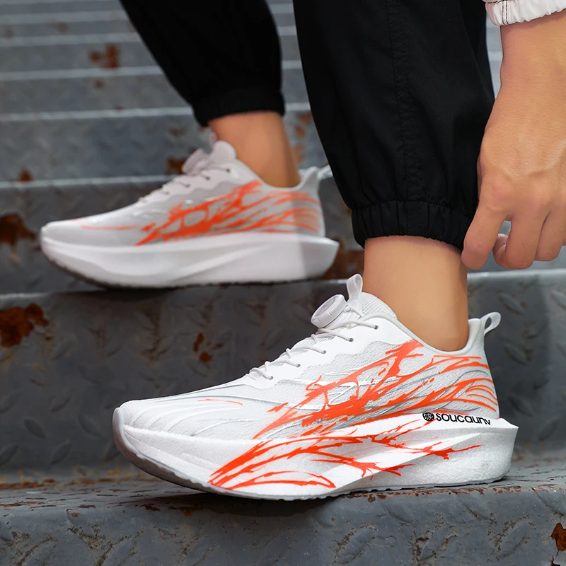 

Новая модель кроссовок с вращающейся кнопкой, двойной сеткой, в стиле «родитель-ребенок», с подошвой из попкорна, спортивной амортизацией и карбоновой пластиной.