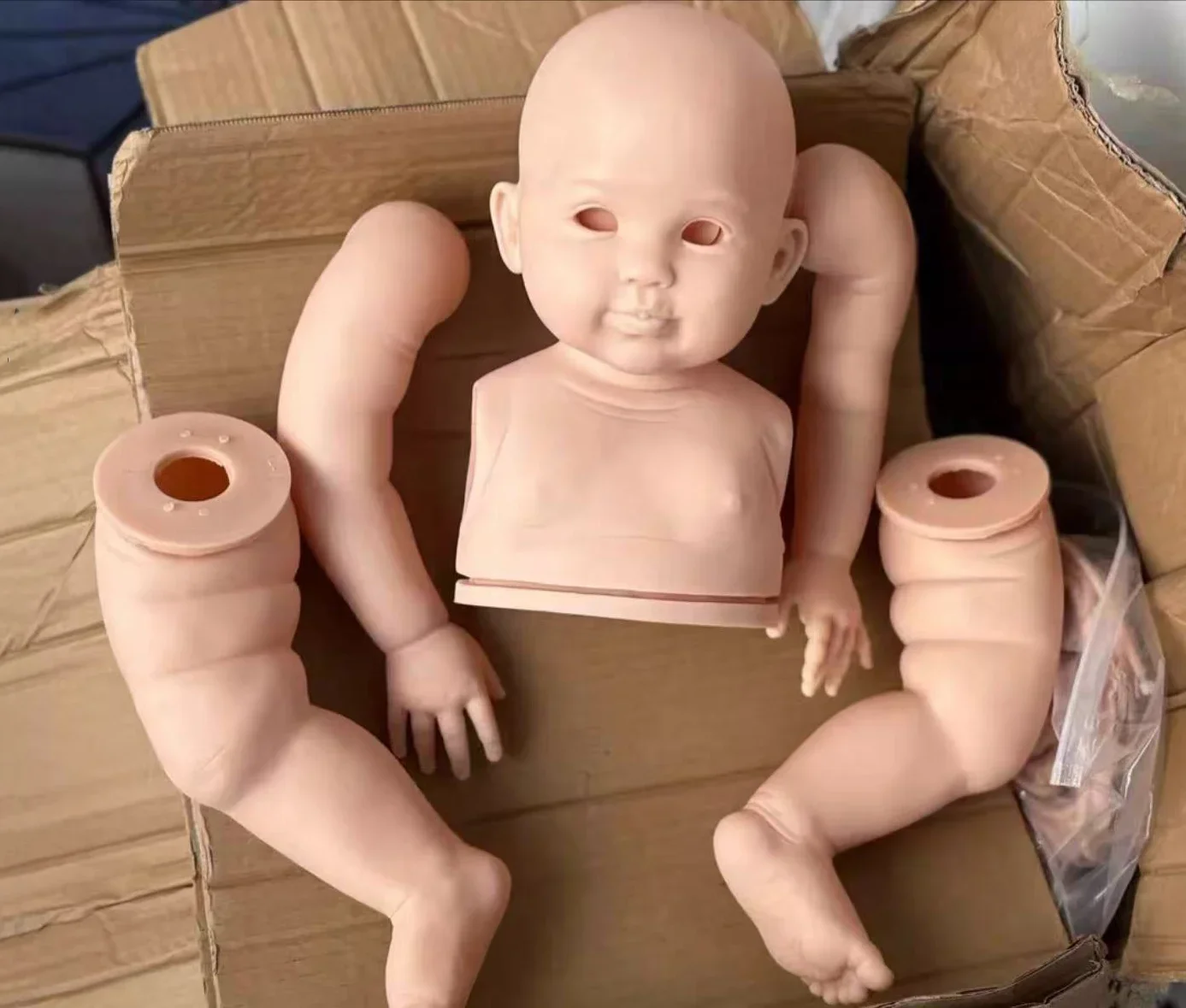 新入荷 エミリン 大型 リボーンドールキット 28インチ 未完成 未塗装 DIYパーツ コネクター付き布製ボディとランダムアイ