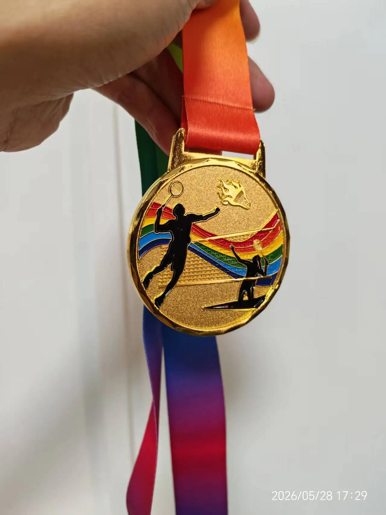 The medals for badminton (gold, silver, bronze) can be customized with signatures or logos.