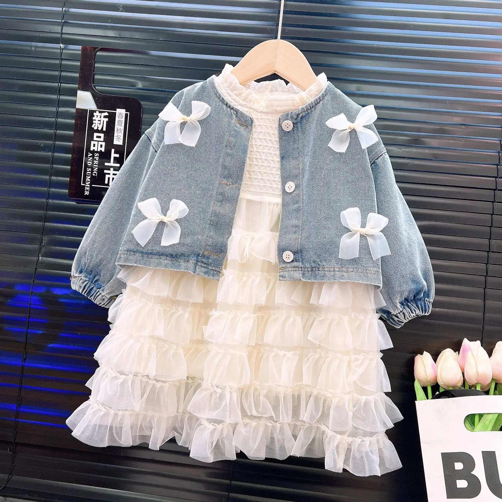 Mädchen-Jeansjacke & Tüllkleid-Set – Frühlings-2-Teiler-Outfit mit Schleifendetail, lässiges Prinzessinnenkleid für Kleinkinder – Detail 3