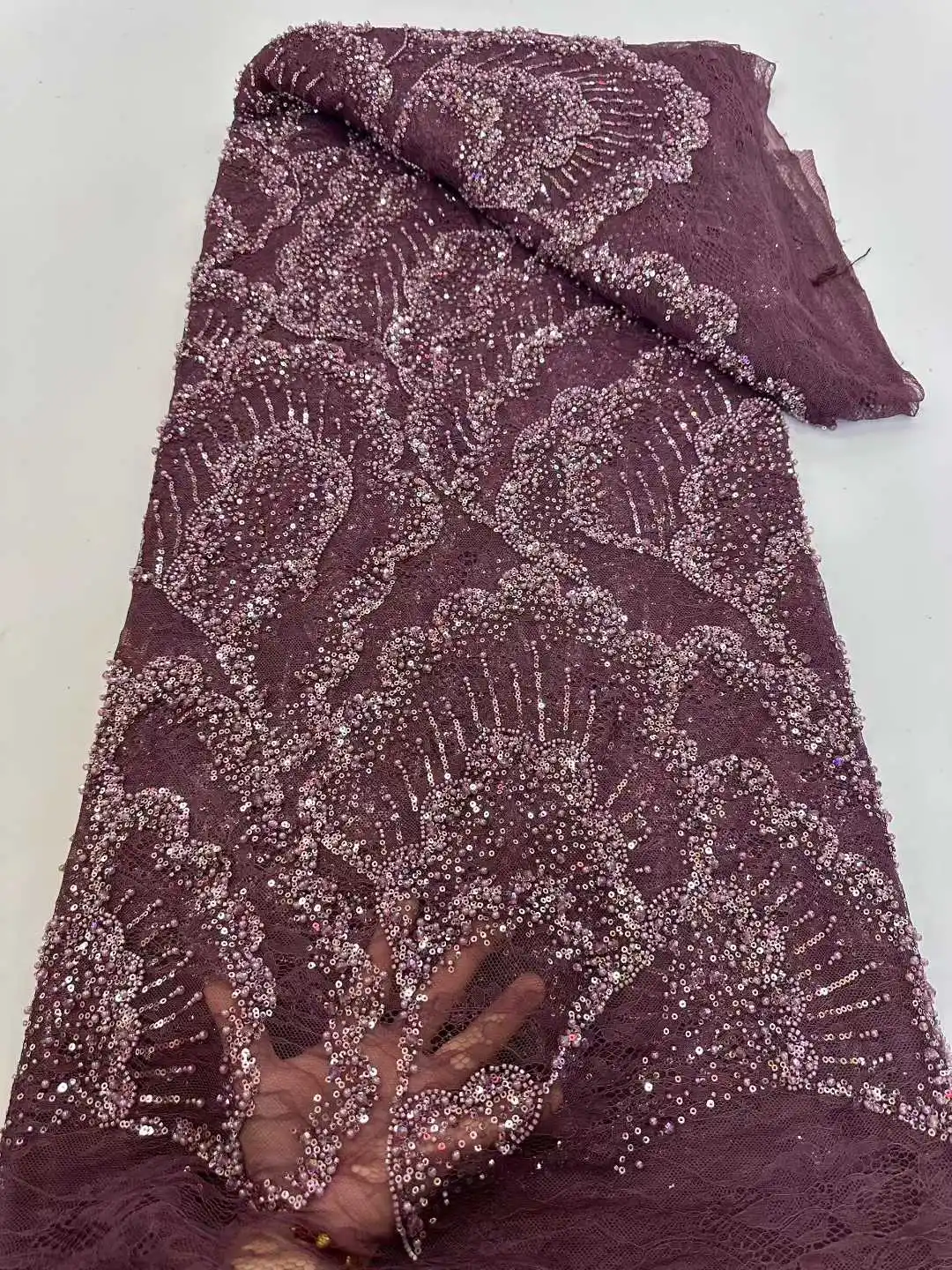 Schwarzer afrikanischer handgefertigter Spitzenstoff mit schweren Perlen und Pailletten, 25, luxuriöser, modischer französischer nigerianischer Mesh-Spitzenstoff für Damen-Hochzeitskleid