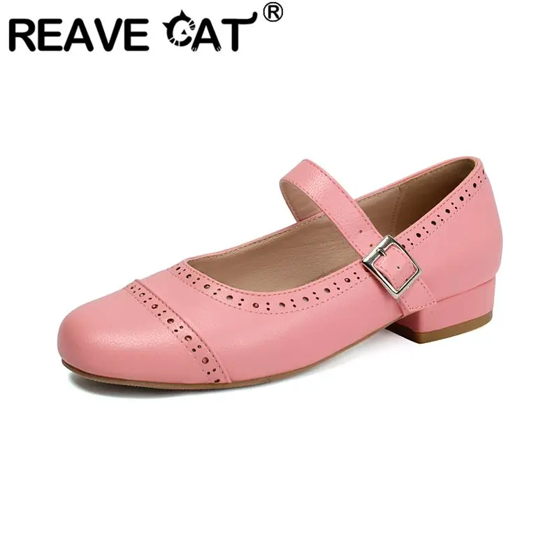 

Женские туфли REAVE CAT розового цвета, с круглым носком, на ремешке с пряжкой, дышащие, мягкие, в стиле Мэри Джейн, большие размеры 47-48, милые, ручной работы, повседневная обувь