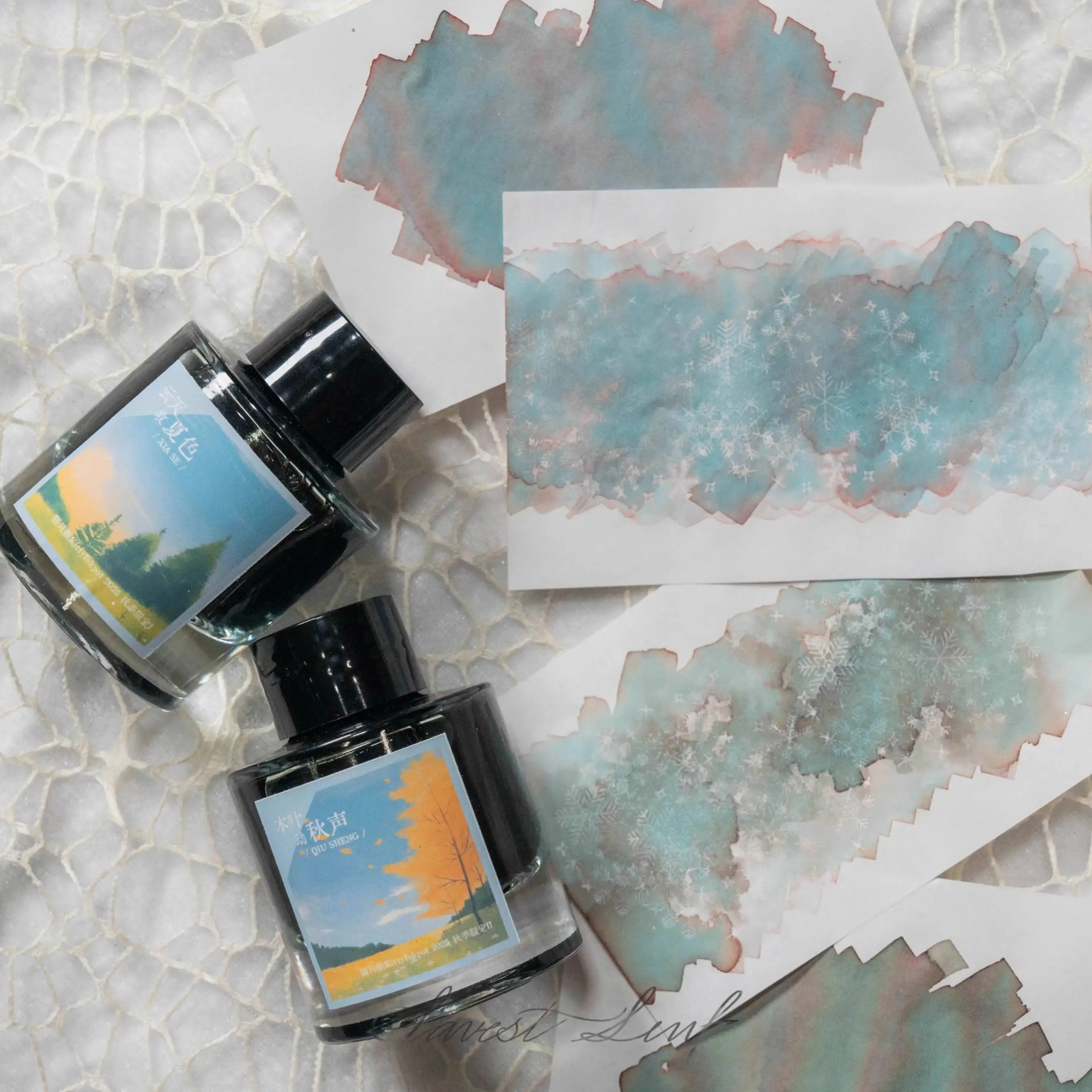 

Kittyinkpot Ink Осенняя ограниченная серия 2025 г. | Облачное небо приветствует летних цветах и листьях встряхивает осенние звуки, чернила для хроматографии