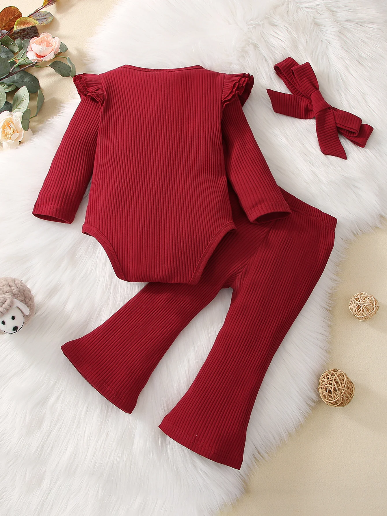 2-piece cute and fashionable flying sleeve jumpsuit for baby girls, flared pants set with headwear for autumn and winter