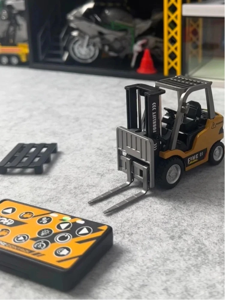 

(Большая распродажа, 3 шт.) Мини-радиоуправляемый автомобиль, масштаб 1/64, 4WD, вилочный погрузчик из сплава, дистанционное управление, электроинженерная машина, настольная подвижная модель игрушки