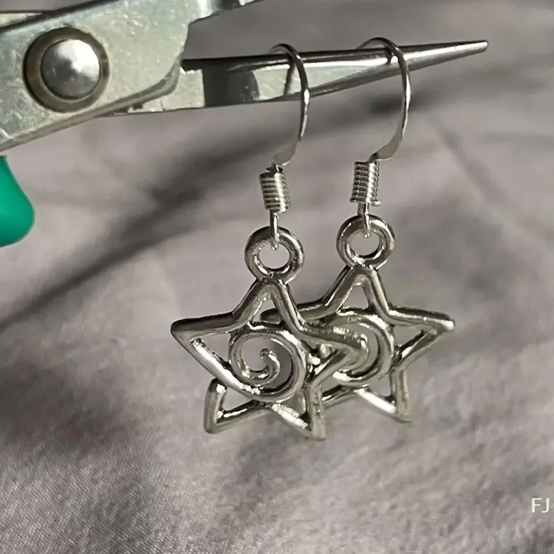 

[YU] Корейские модные милые серьги-звездочки с витым узором, готические серьги с заклепками для женщин, панк-украшения, винтажные аксессуары, крутые.