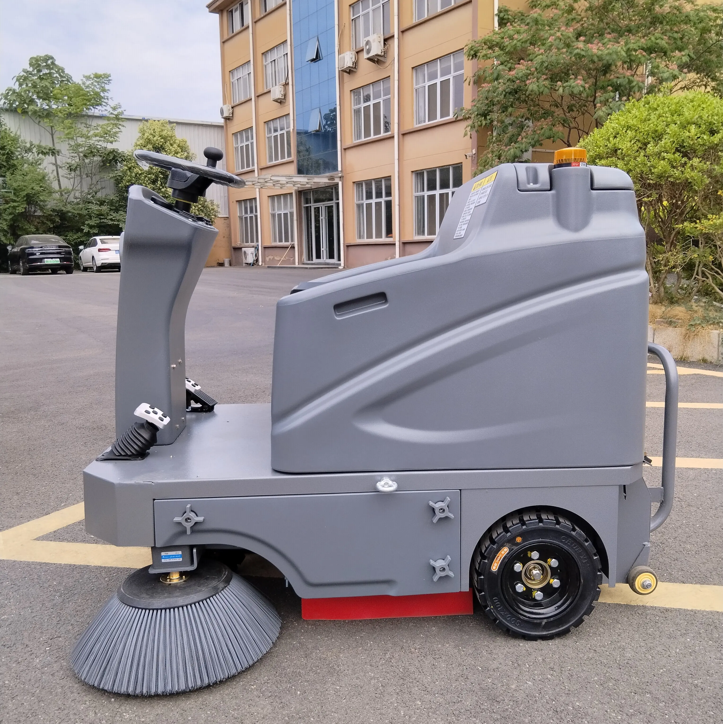 Customized Rechargeable Ride-on Electric Sweeper Self-Propelled 48V Outdoor Workshop Driving Road Cleaning Machine