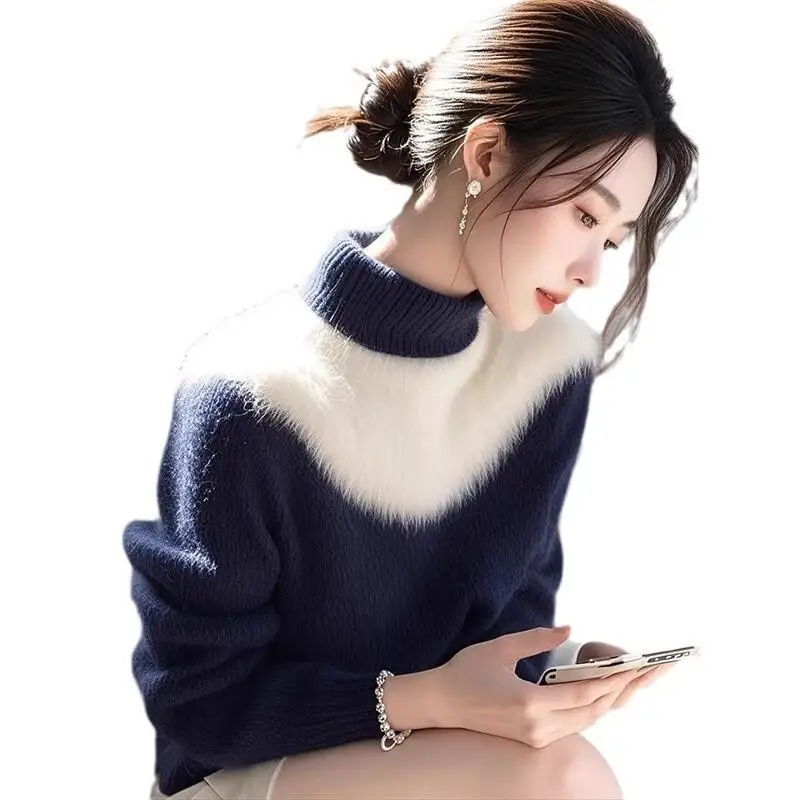 سترة سميكة ذات ياقة مدورة متباينة باللونين الأزرق والأبيض لطيفة للغاية للنساء لشتاء 2025 قطع علوية محبوكة شمعية ناعمة على الموضة #4