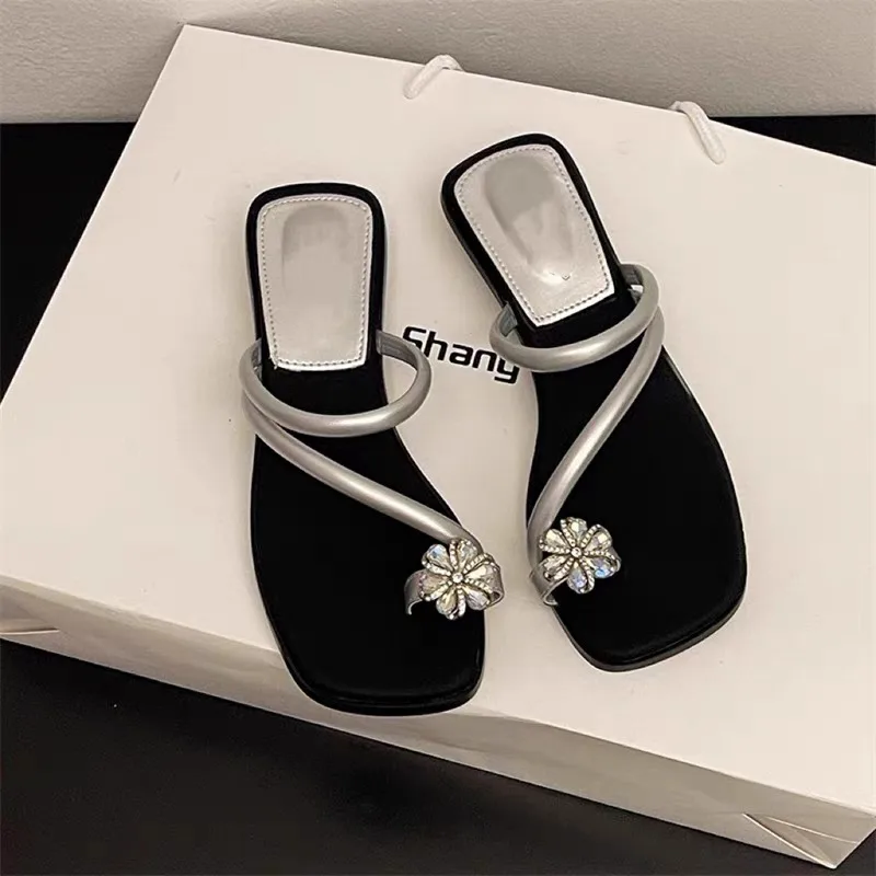 Flat head temperament diamond-shaped flip-flops women's new summer low heel set toe slippers