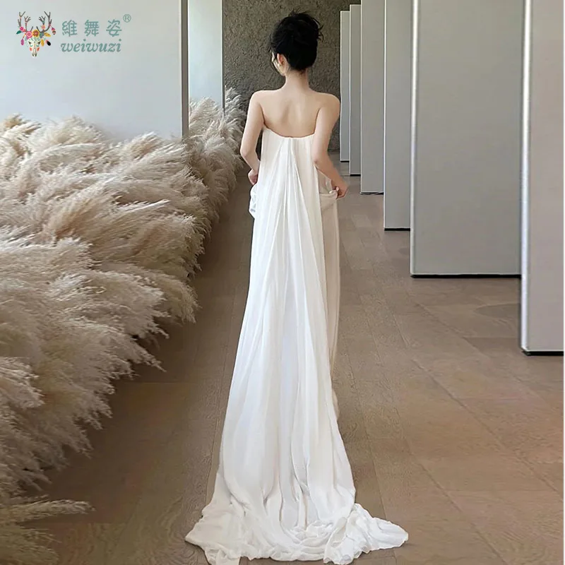 ホワイトサテンストラップレストレーリングシンプルでエレガントな花嫁のウェディングドレスフレンチスタイルの屋外結婚式やフォーマルな機会のドレス