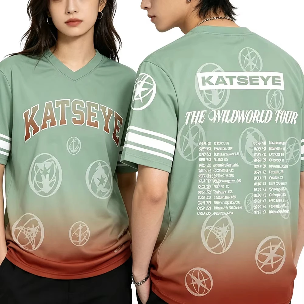KATSEYE Jersey Fußball-T-Shirt The WildWorld Tour 2026 T-Shirts V-Ausschnitt Kurzarm Locker Sitzendes Sommer-T-Shirt Unisex Streetwear Print-Top – Detail 2