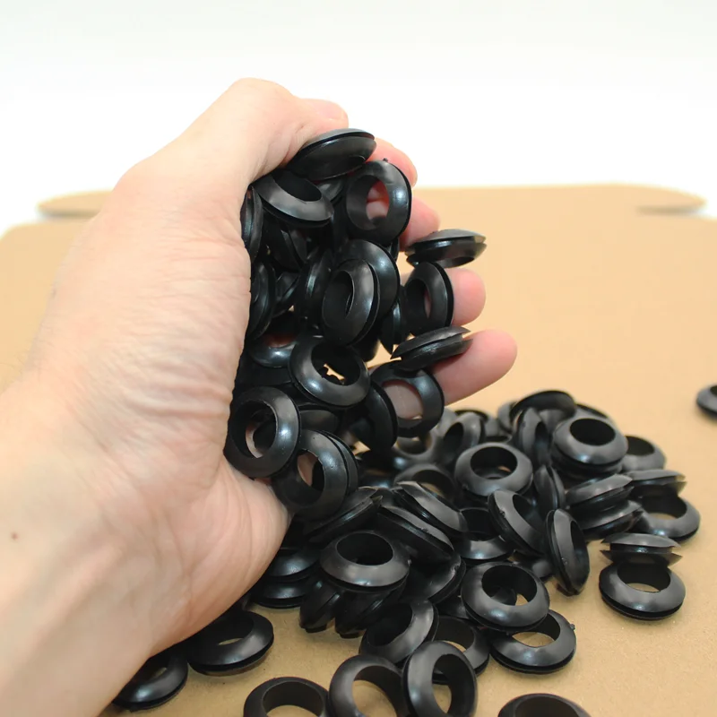 Bobina protettiva su entrambi i lati in gomma nera fuori dalla scatola di distribuzione del filo O dell\'anello attraverso il cavo dell\'anello di