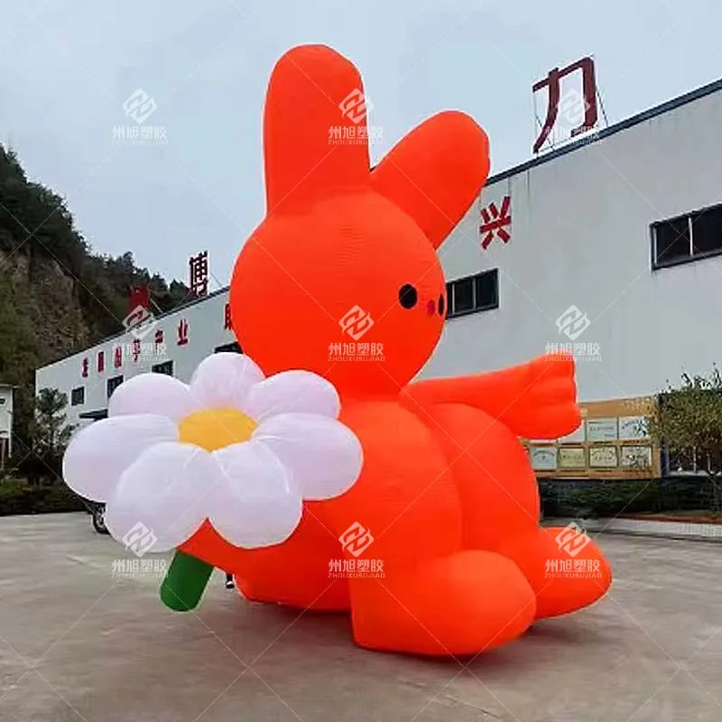 Coniglio gonfiabile per la decorazione del cortile del giardino, fiore arancione che tiene il coniglio seduto, decorazione per la celebrazione della festa