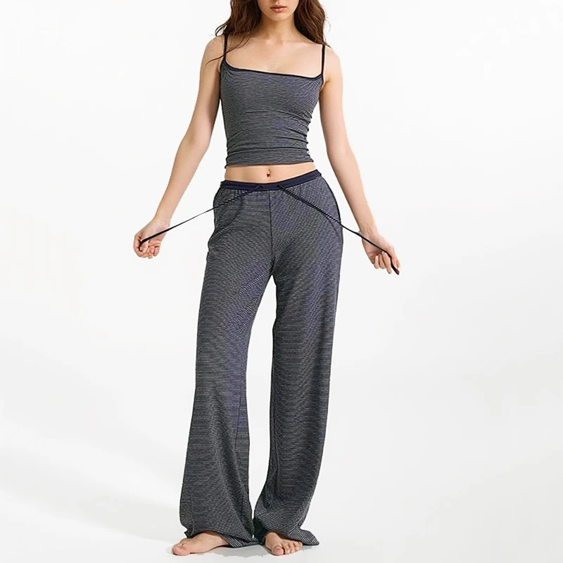 

Женский топ на бретельках с контрастной отделкой и широкие брюки Ко-шар в темно-синюю полоску