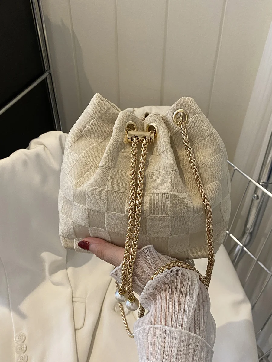 

Кремовая сумка-ведро с узором в клетку, на завязках и с золотой цепочкой-ремешком
